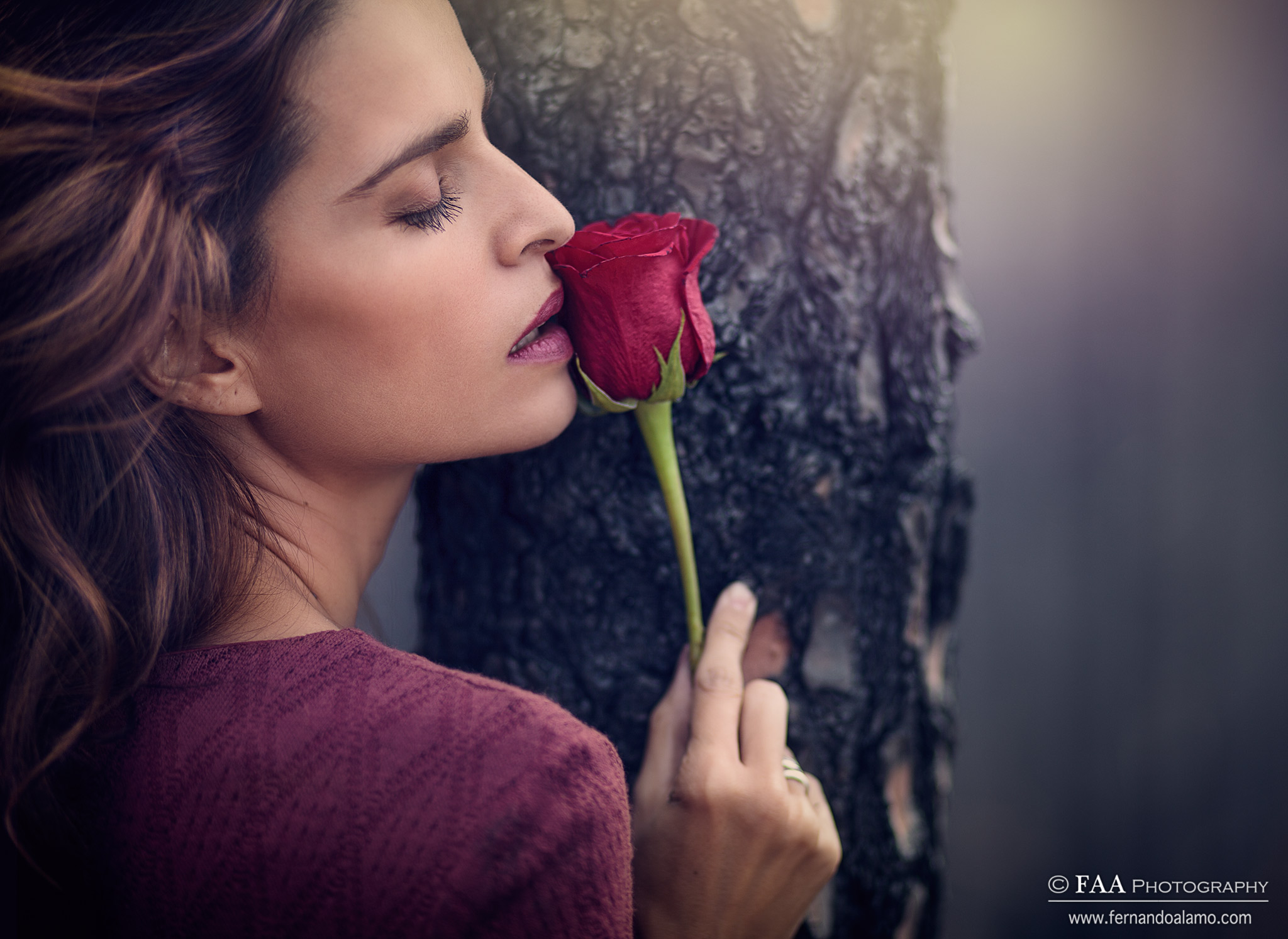 Isabel con Rosa Junto a Arbol II