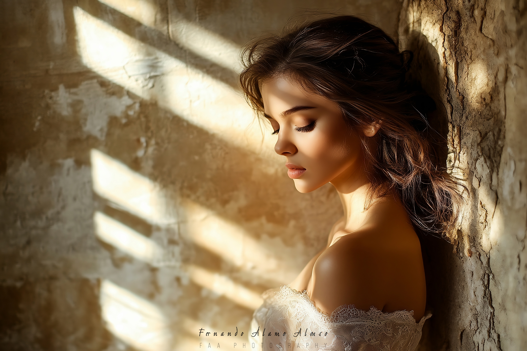 Mujer entre Luces y Sombras Junto a la Pared
