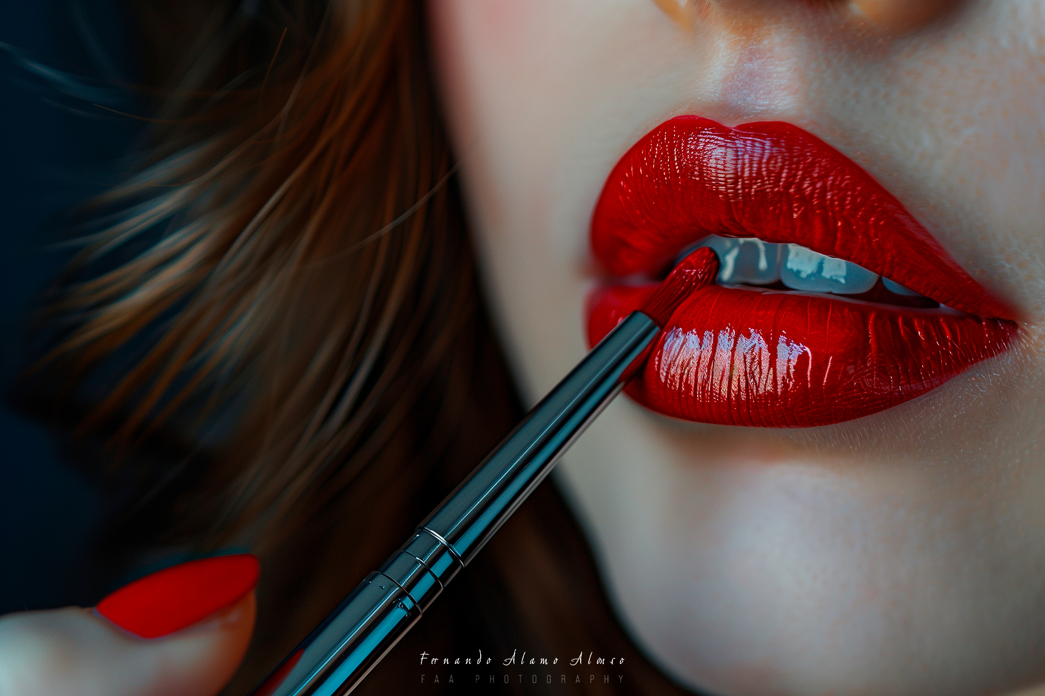 Mujer Pintándose los Labios III