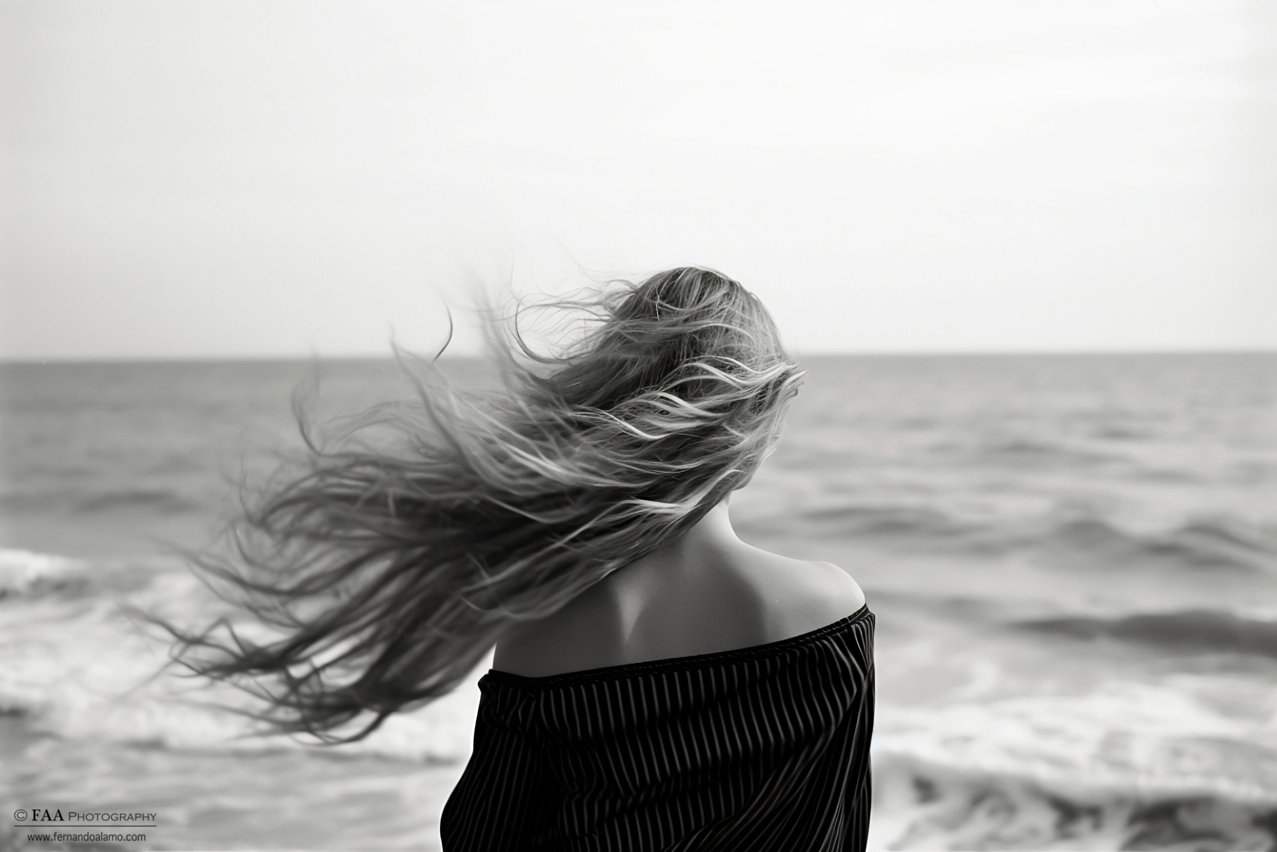 Mujer Frente al Mar Monocromo I Transformed
